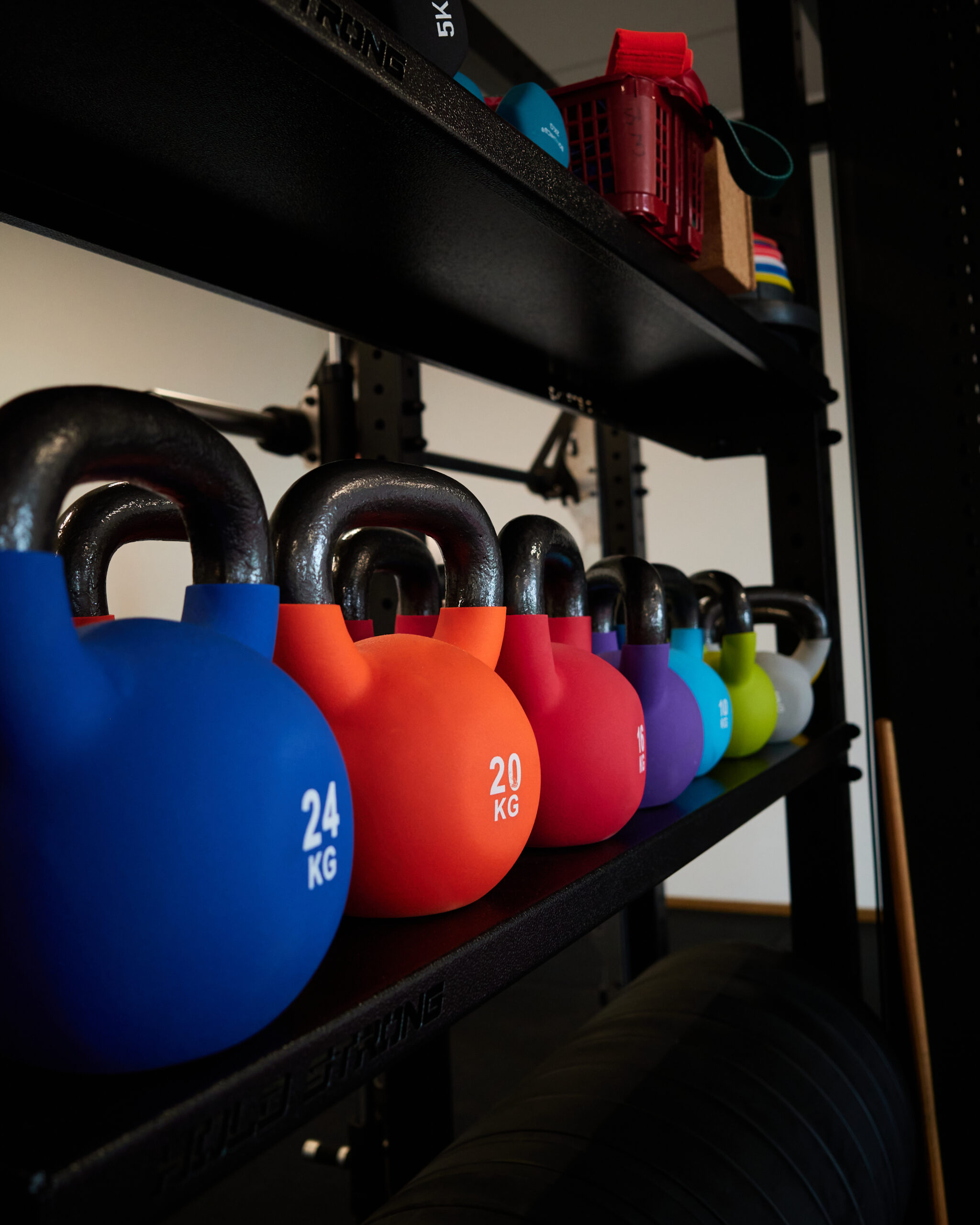 Kettlebells und Hantelbereich von Hold Strong Fitness